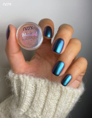 Blue nails with chameleon powder